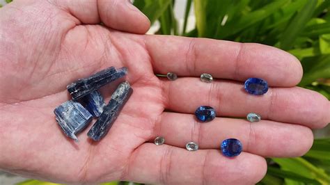  Kyanite:  Khám Phá Khoáng Sản Bất Biến Và Ứng Dụng Năng Lượng Trong Nhiệt Độ Cao!